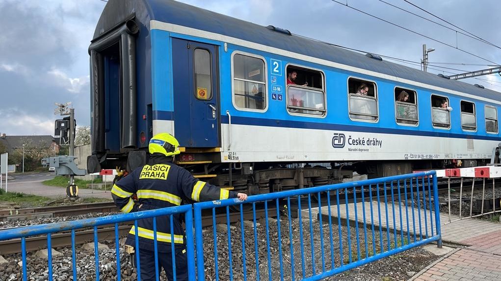 U Říčan srazil vlak člověka, provoz na trati byl dnes zastaven už podruhé